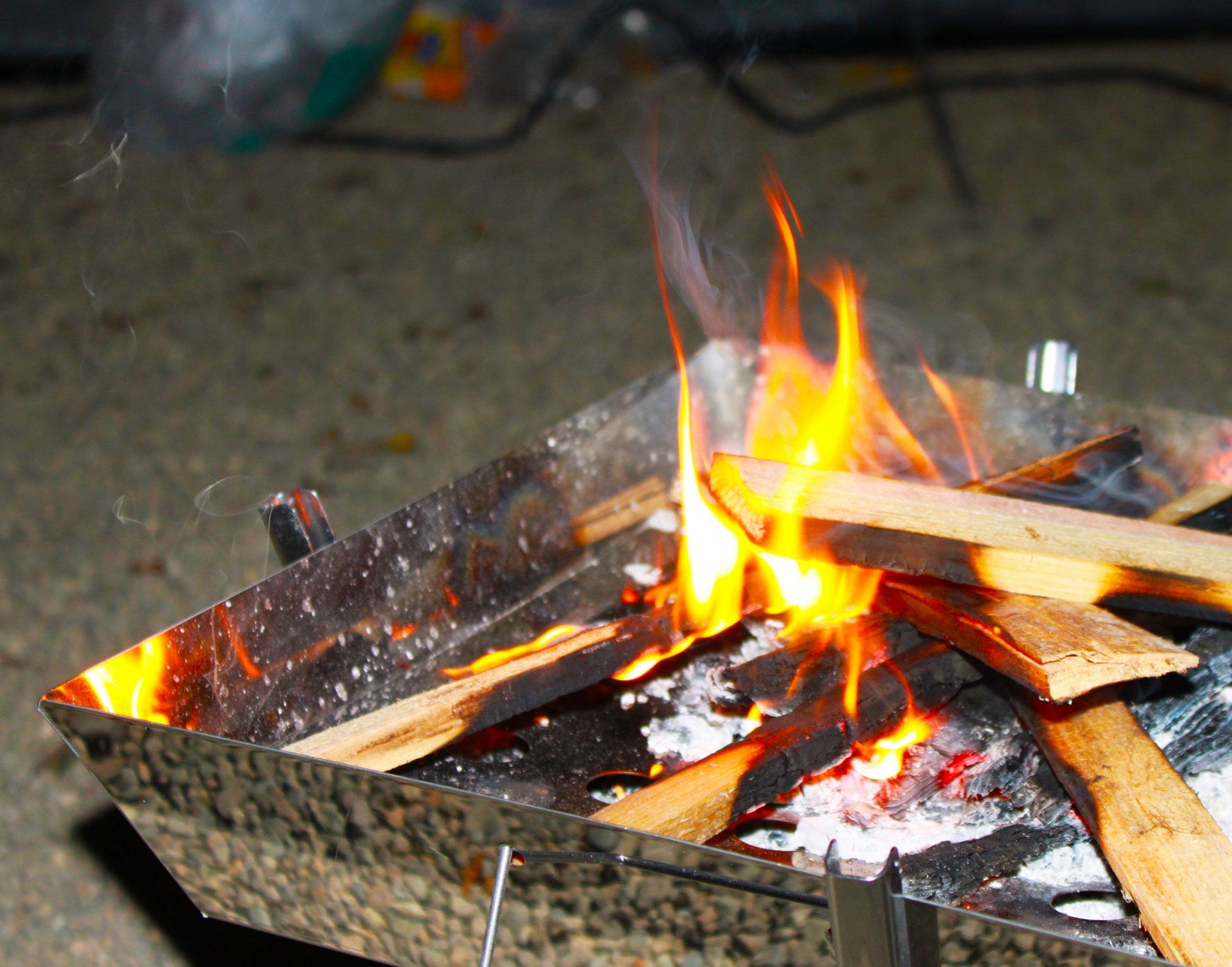 炭への火の付け方を簡単に 初心者でもできるコツや注意点を紹介 Campfully